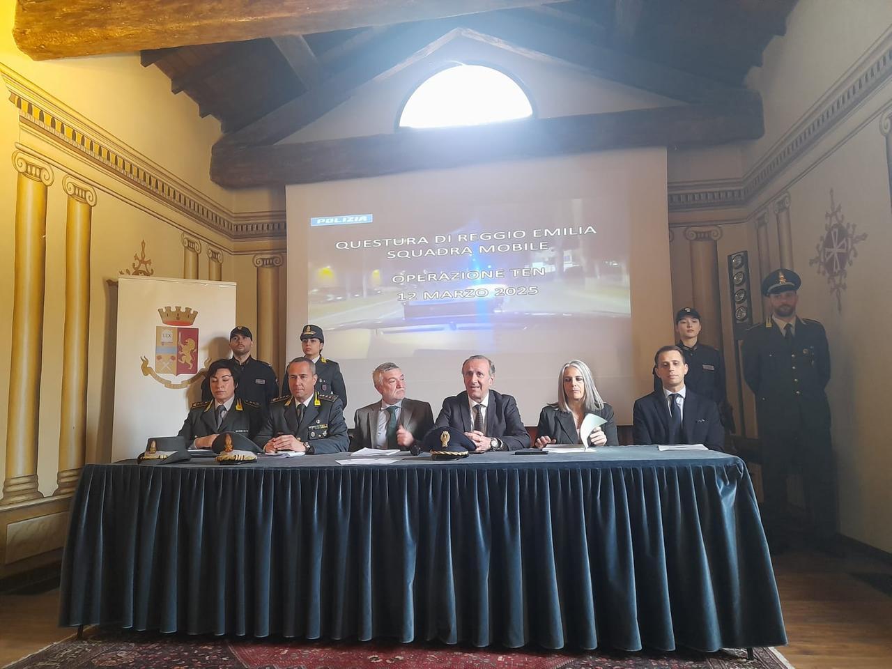 Cinque arresti e perquisizioni contro gli Arabia. Un affiliato costretto a inginocchiarsi e a baciare i piedi del boss per aver collaborato con le forze dell’ordine