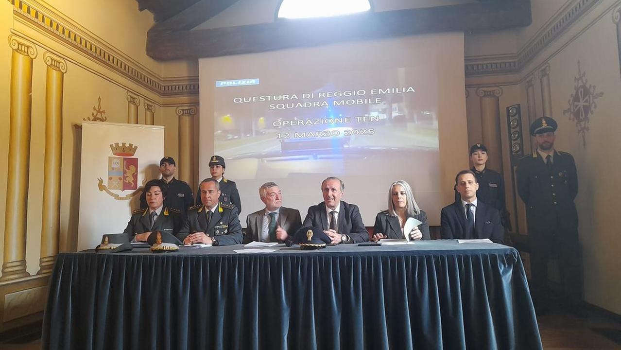 Cinque arresti e perquisizioni contro gli Arabia. Un affiliato costretto a inginocchiarsi e a baciare i piedi del boss per aver collaborato con le forze dell’ordine