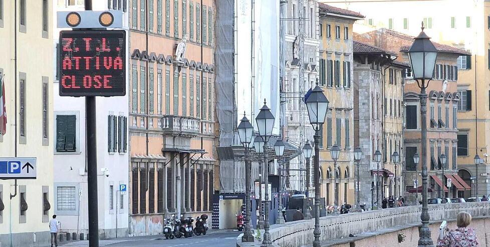 Ztl a Pisa, una squadra di ausiliari controllerà le auto in sosta