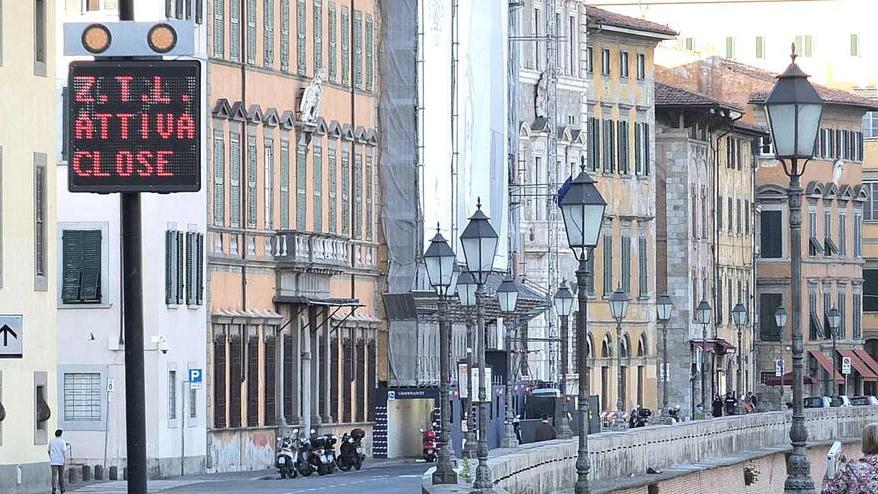 Ztl a Pisa, una squadra di ausiliari controllerà le auto in sosta