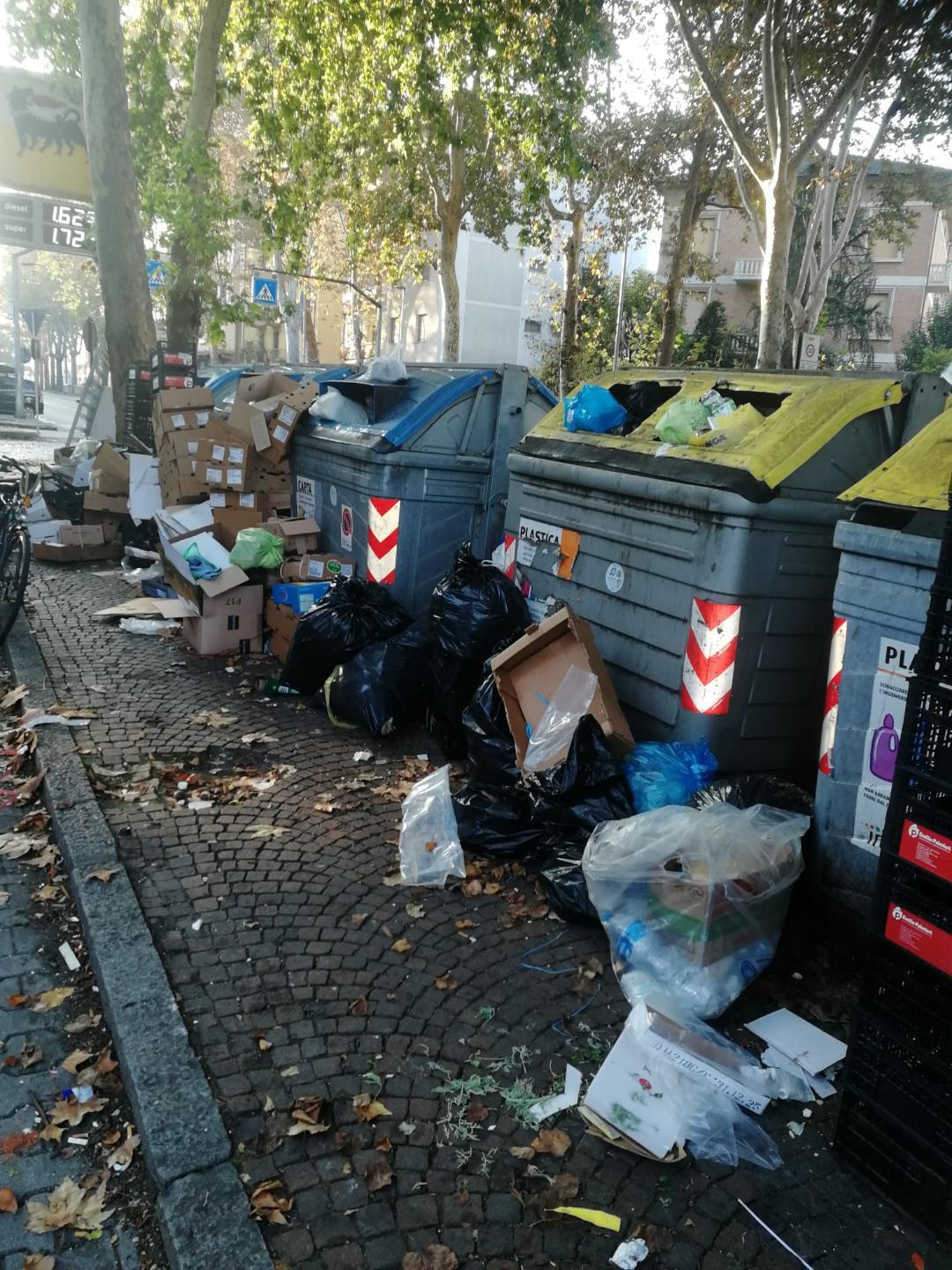 A fuoco i cassonetti di viale Piave: «Pericoloso: si trovano vicino al distributore»