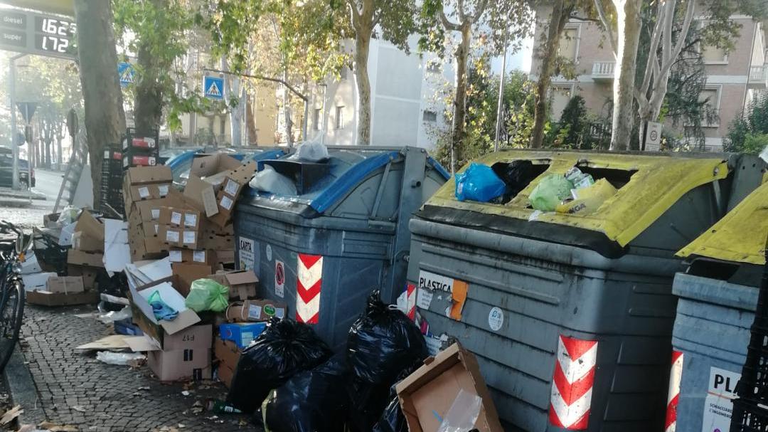 A fuoco i cassonetti di viale Piave: «Pericoloso: si trovano vicino al distributore»