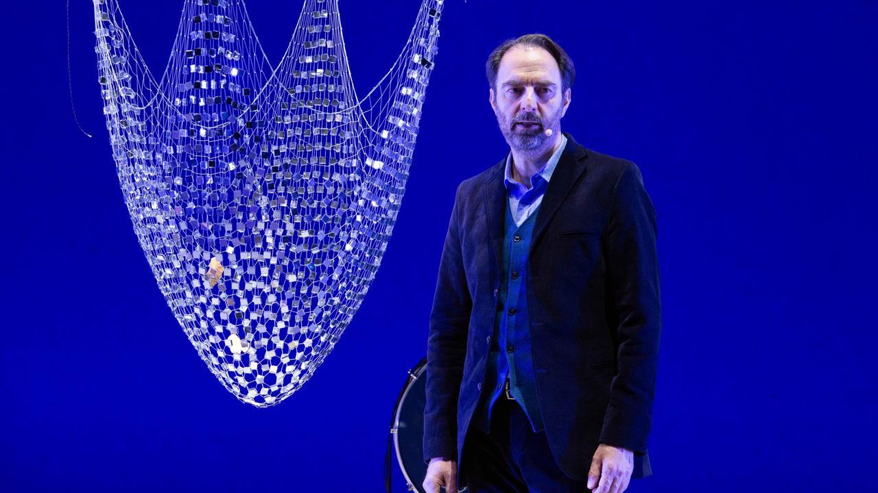 La buona novella, Neri Marcorè in scena con gli abiti di Bagella