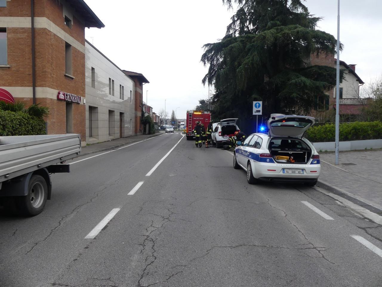 Ancora gravissima la 43enne ferita nello schianto contro un parapetto