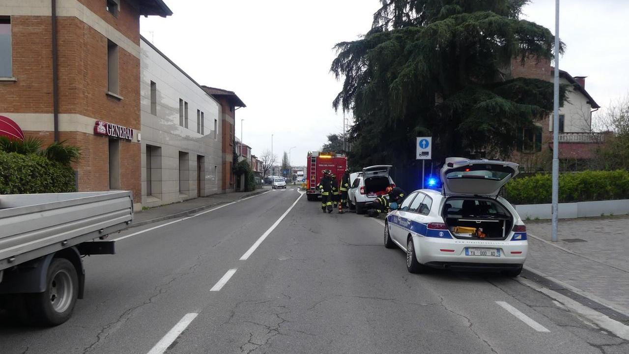 Ancora gravissima la 43enne ferita nello schianto contro un parapetto