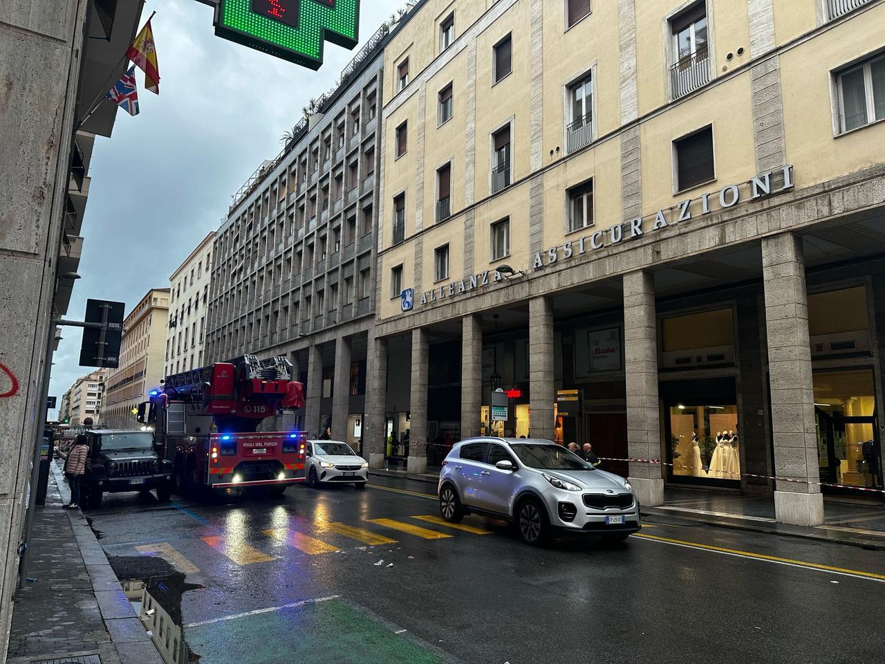 Livorno, intonaco pericolante: via Grande chiusa per intervento dei pompieri