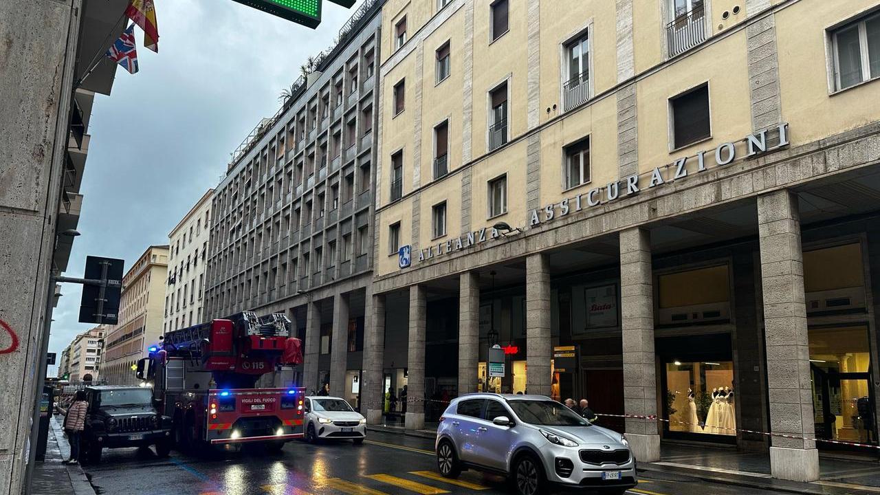 Livorno, intonaco pericolante: via Grande chiusa per intervento dei pompieri