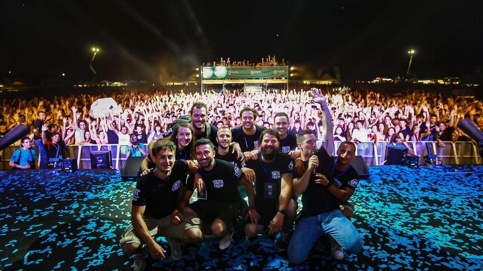 Gli organizzatori dello Youth Fest davanti a una folla di giovani