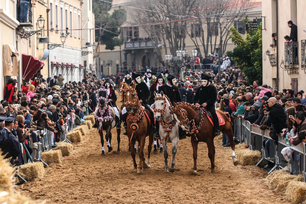 
	Cavalieri e pubblico alla Sartiglia

