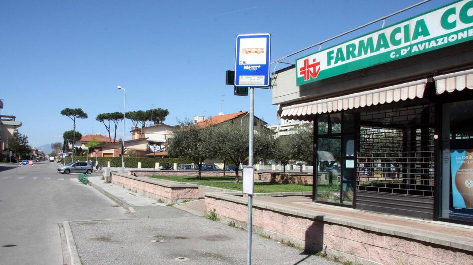 La farmacia comunale in via Filzi al Campo di Aviazione dove si è verificato il black-out (archivio)