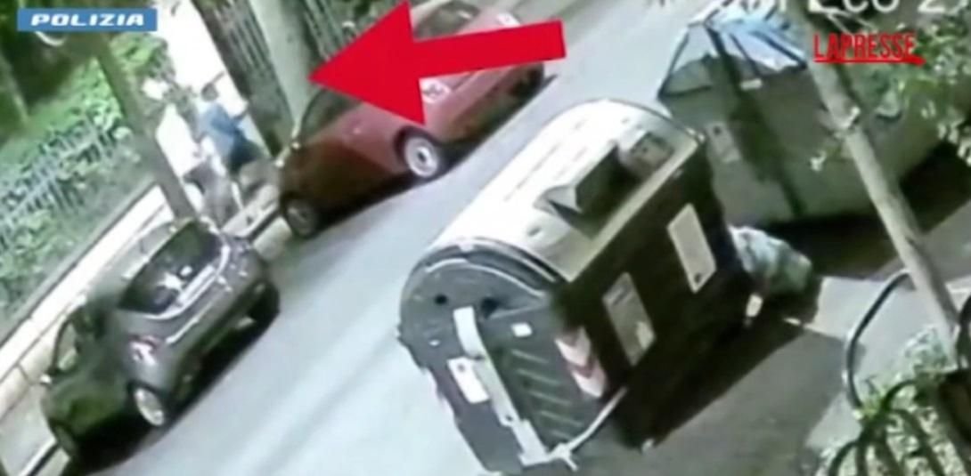 
	I due indagati ripresi dalle telecamere

