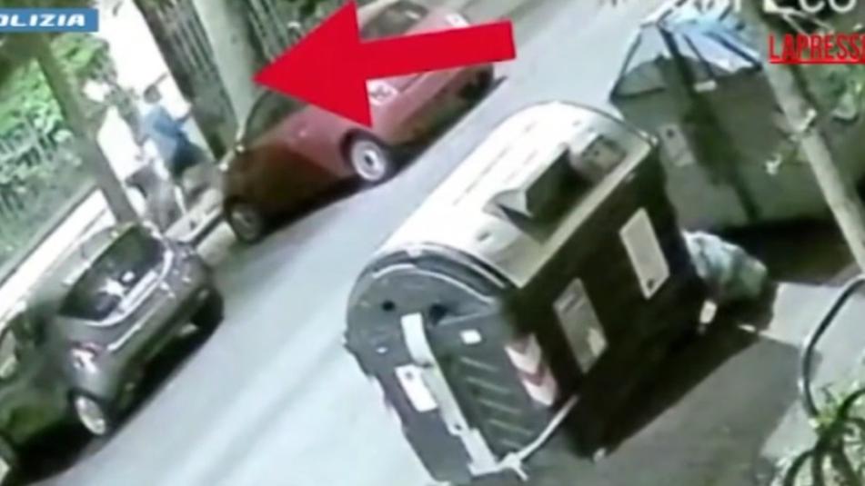 I due indagati ripresi dalle telecamere