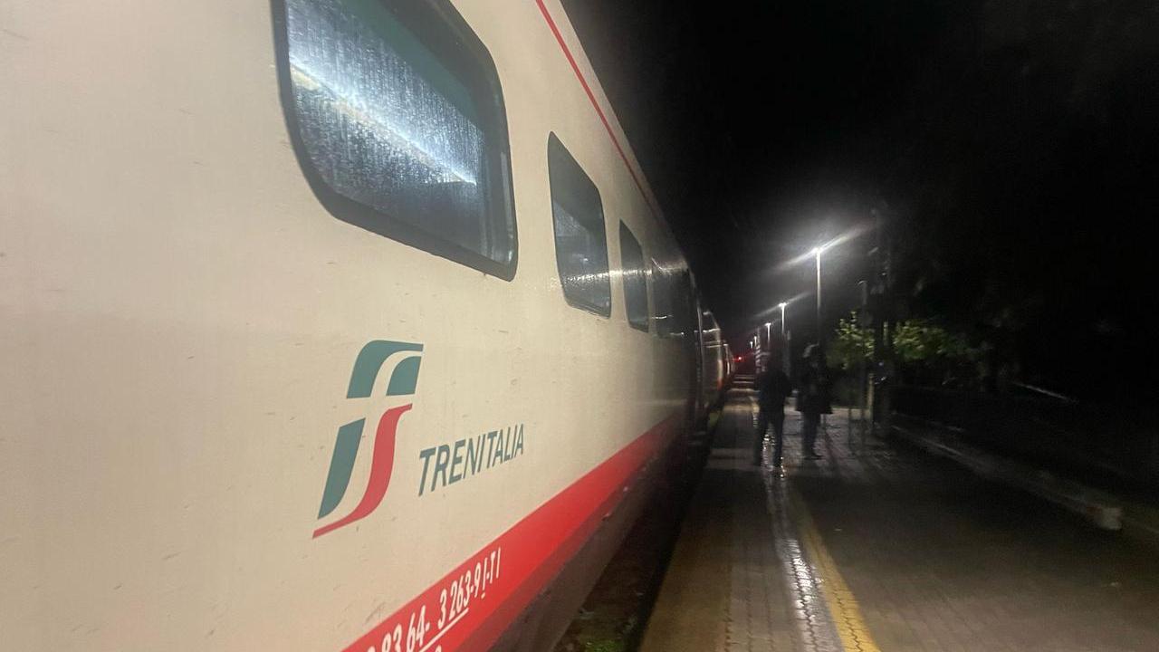 Il treno fermo alla stazione di Capalbio