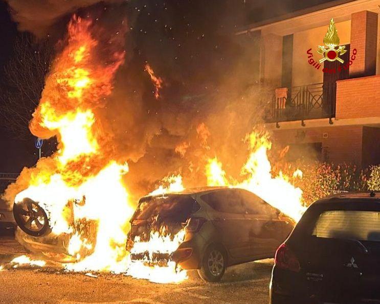 Incendio distrugge le auto in sosta a Salvaterra: c’è l’ombra del dolo