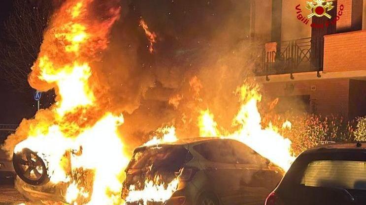 Incendio distrugge le auto in sosta a Salvaterra: c’è l’ombra del dolo