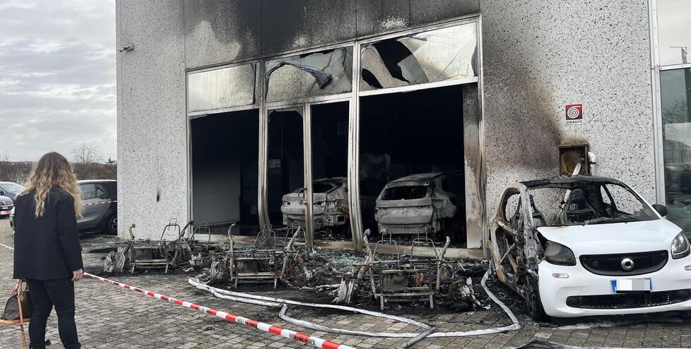 
	I danni alla concessionaria (foto Stick)

