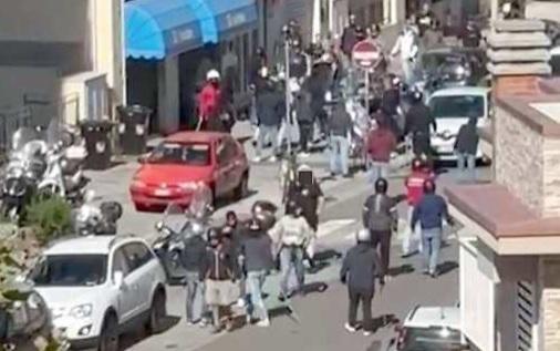 “Avevano pianificato l’azione violenta”. Denunciati sette tifosi del Livorno calcio per la rissa in Coteto