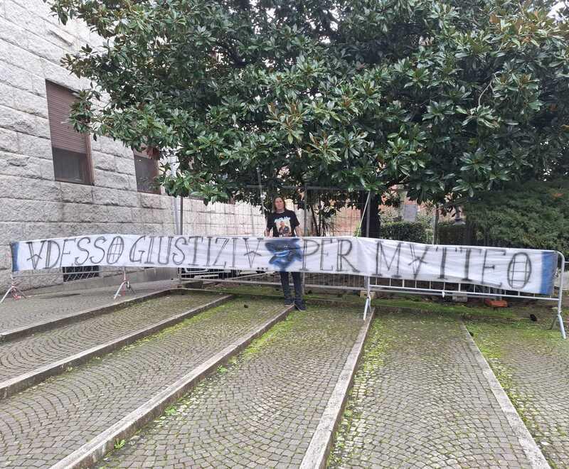 
	Lo striscione fuori dal tribunale

