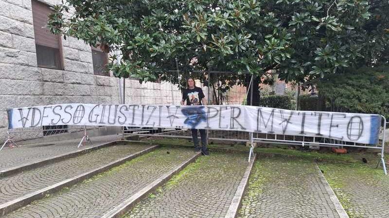Lo striscione fuori dal tribunale