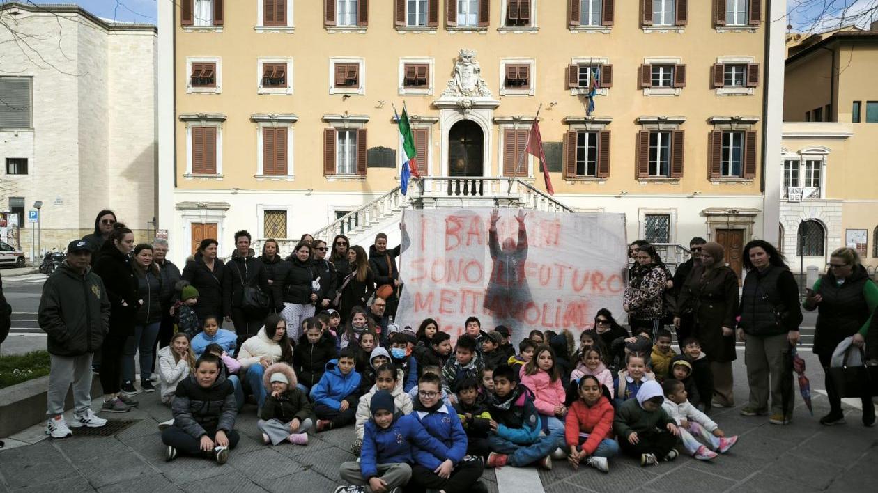 Livorno, sciopero mobilitazione di genitori e bambini davanti al Comune contro la scuola che si allaga ogni volta che piove