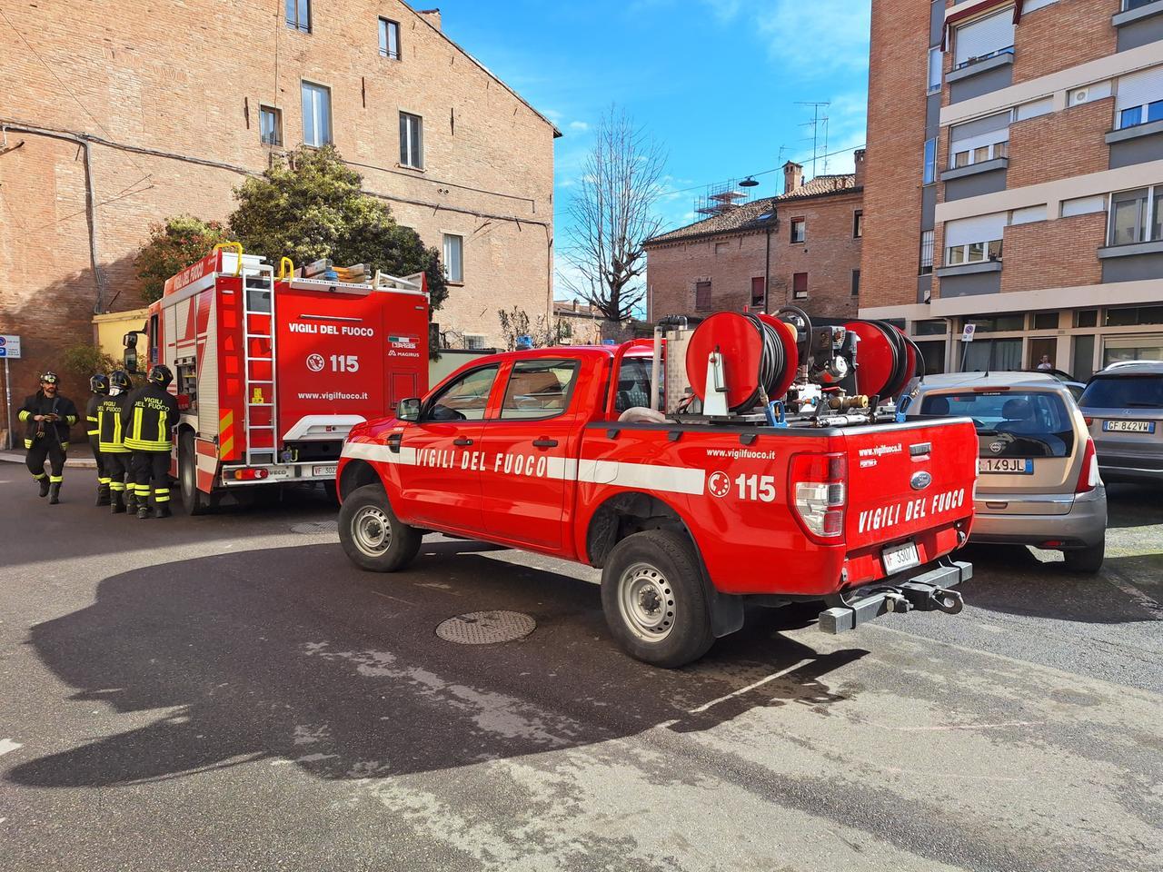 Mano incastrata nell’impastatrice, incidente sul lavoro a Ferrara