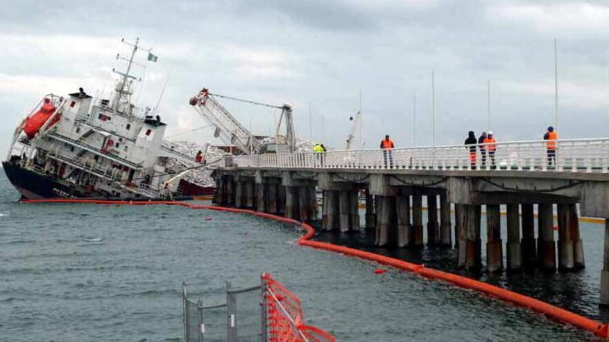 La nave a Marina di Massa (foto Cuffaro)