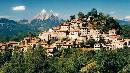 Una veduta del paese di Montefegatesi
