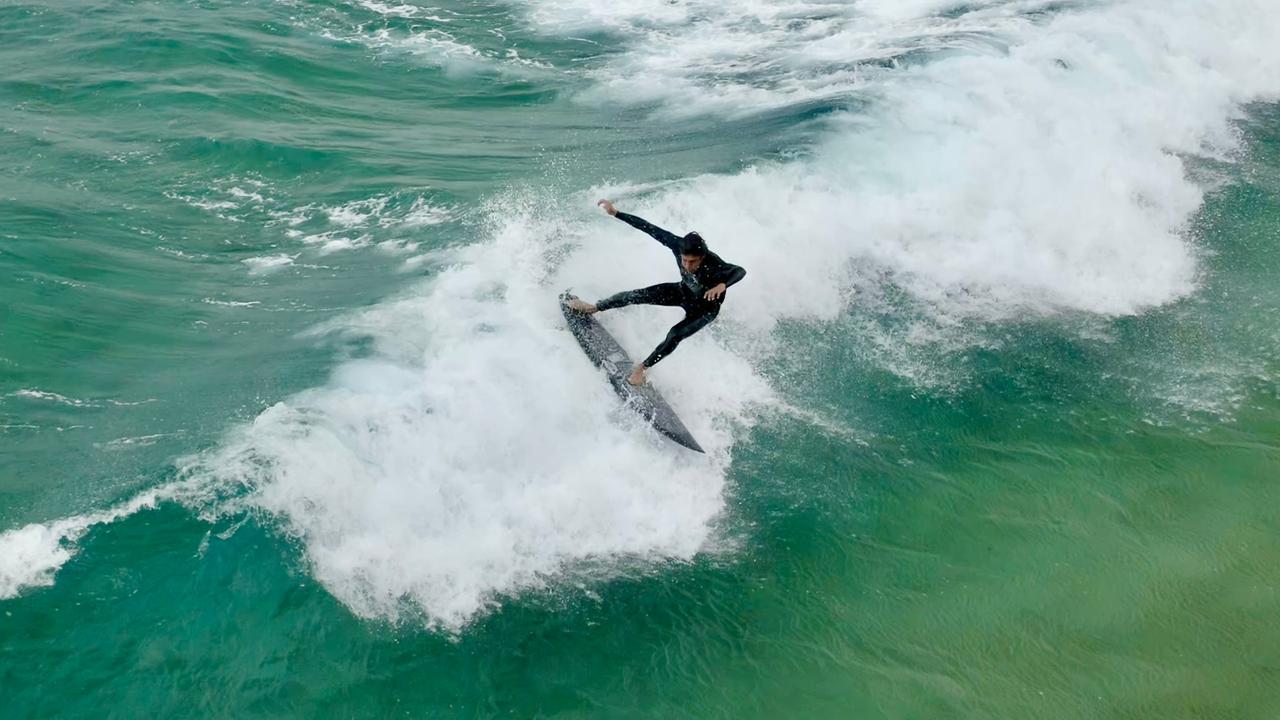 Al Buggerru Surf Trophy il libeccio fa danzare sulle onde i giovani assi della tavola