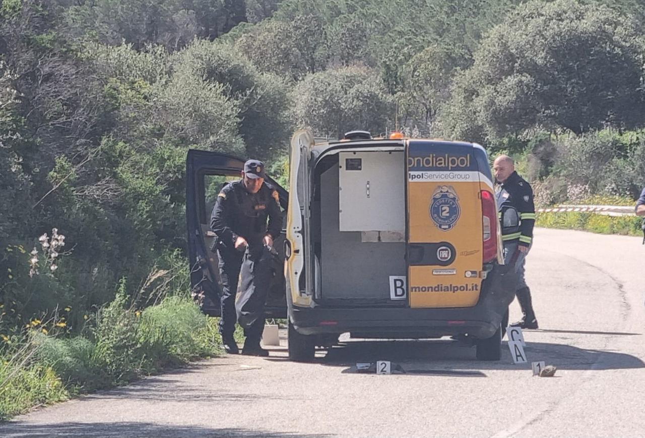 Assalto armato al furgone portavalori tra Posada e Lodè: rapinatori in fuga