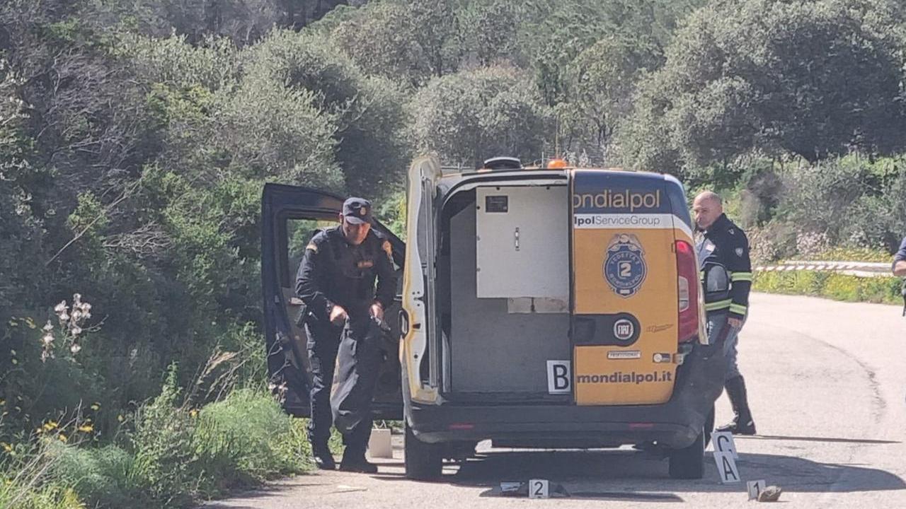 Assalto armato al furgone portavalori tra Posada e Lodè: rapinatori in fuga
