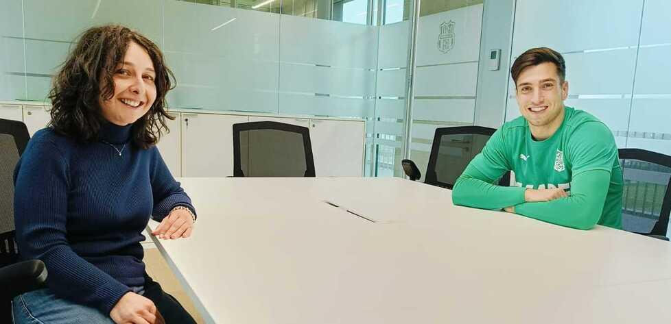 
	La giornalista della Gazzetta Valentina Spezzani con Luca Moro, attaccante del Sassuolo

