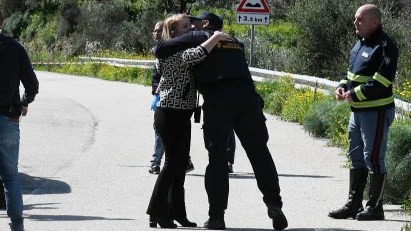 
	Rita Achenza abbraccia la guardia giurata (foto Massimo Locci)

