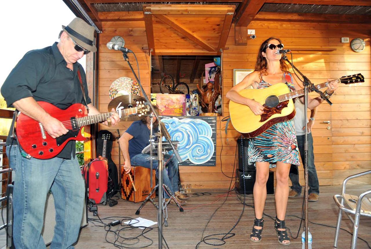 
	L'attrice e cantante Jill Hennessy si esibisce al Gattarossa nel 2011 (foto Paolo Barlettani 2011)

