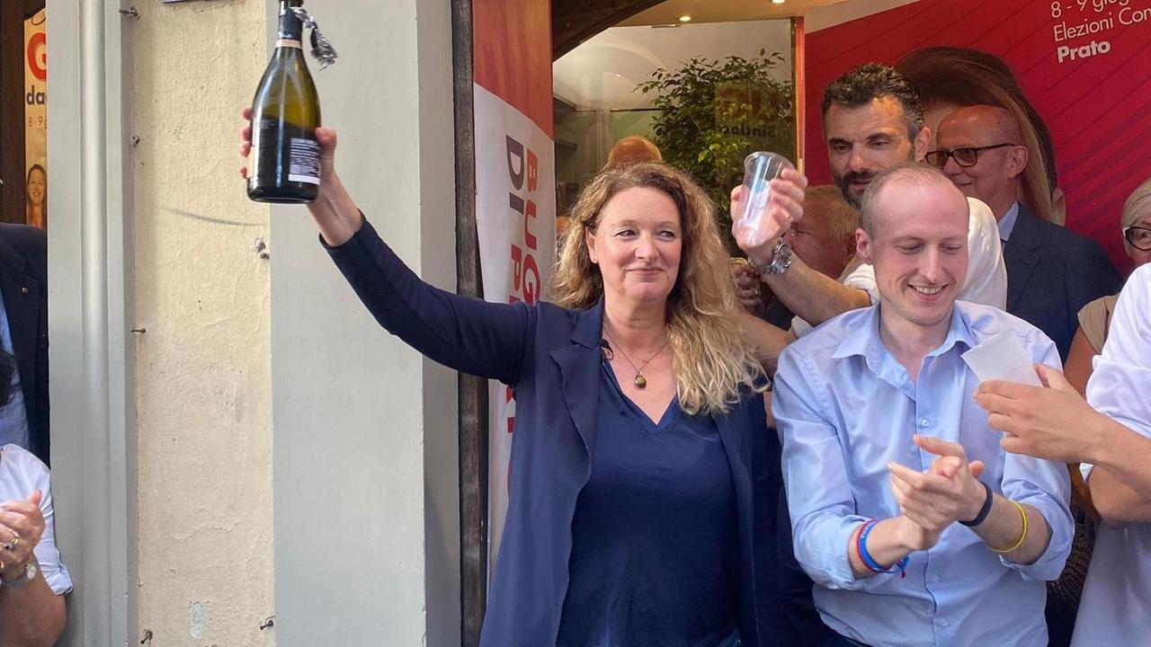 La sindaca Ilaria Bugetti festeggia dopo l'elezione di giugno