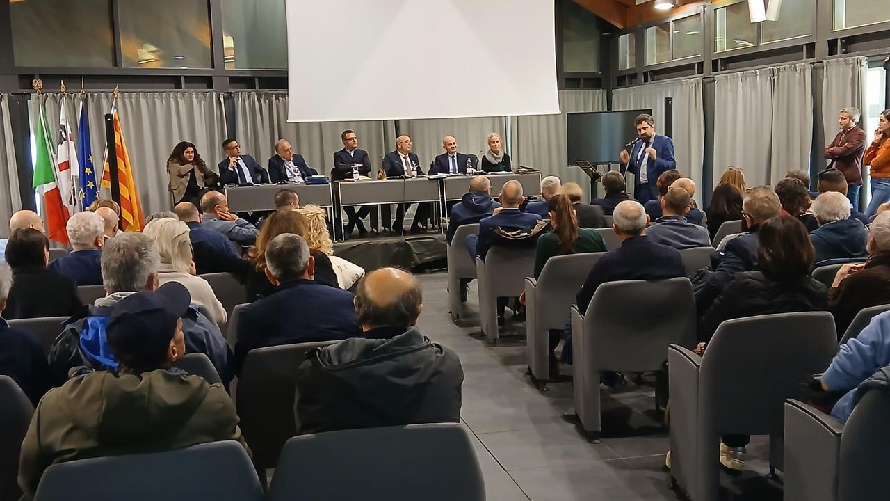 Il consiglio comunale è da record: 13 ore per approvare il regolamento sul suolo pubblico