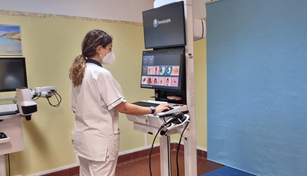 Nuoro il macchinario del reparto di Dermatologia dell'ospedale Cesare Zonchello