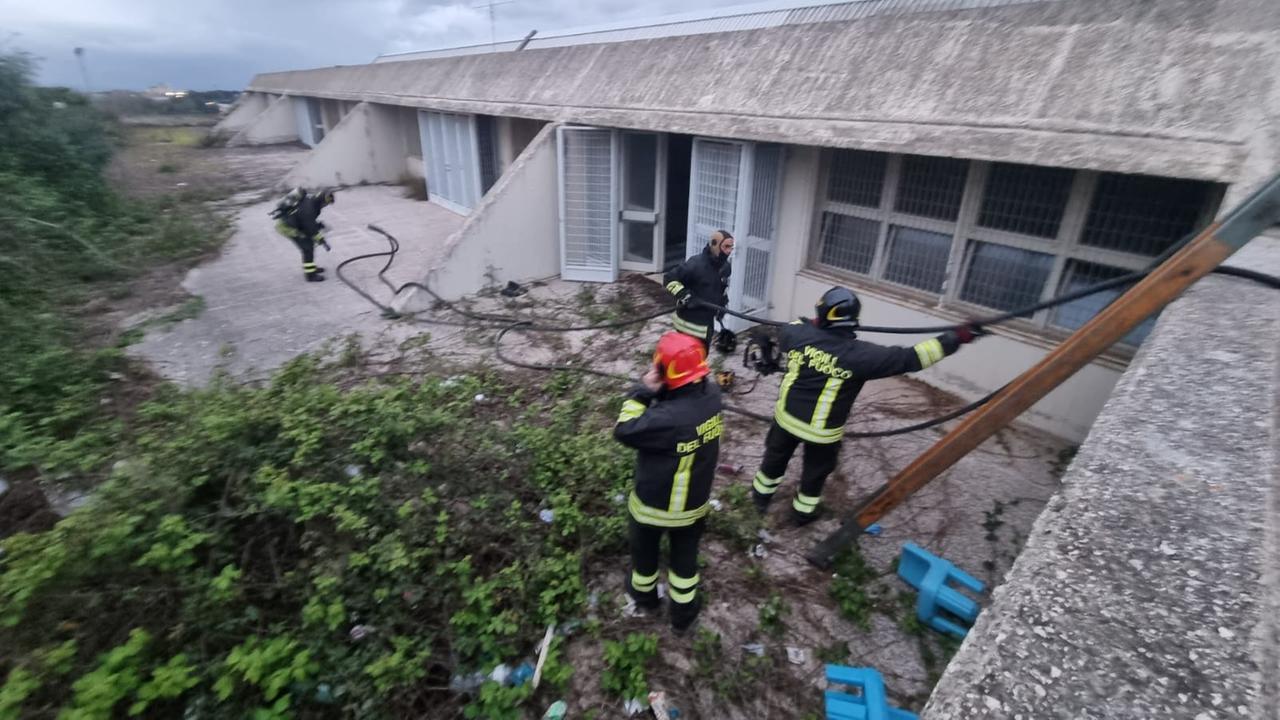 I vigili del fuoco al lavoro in via De Muro (foto Mauro Chessa)