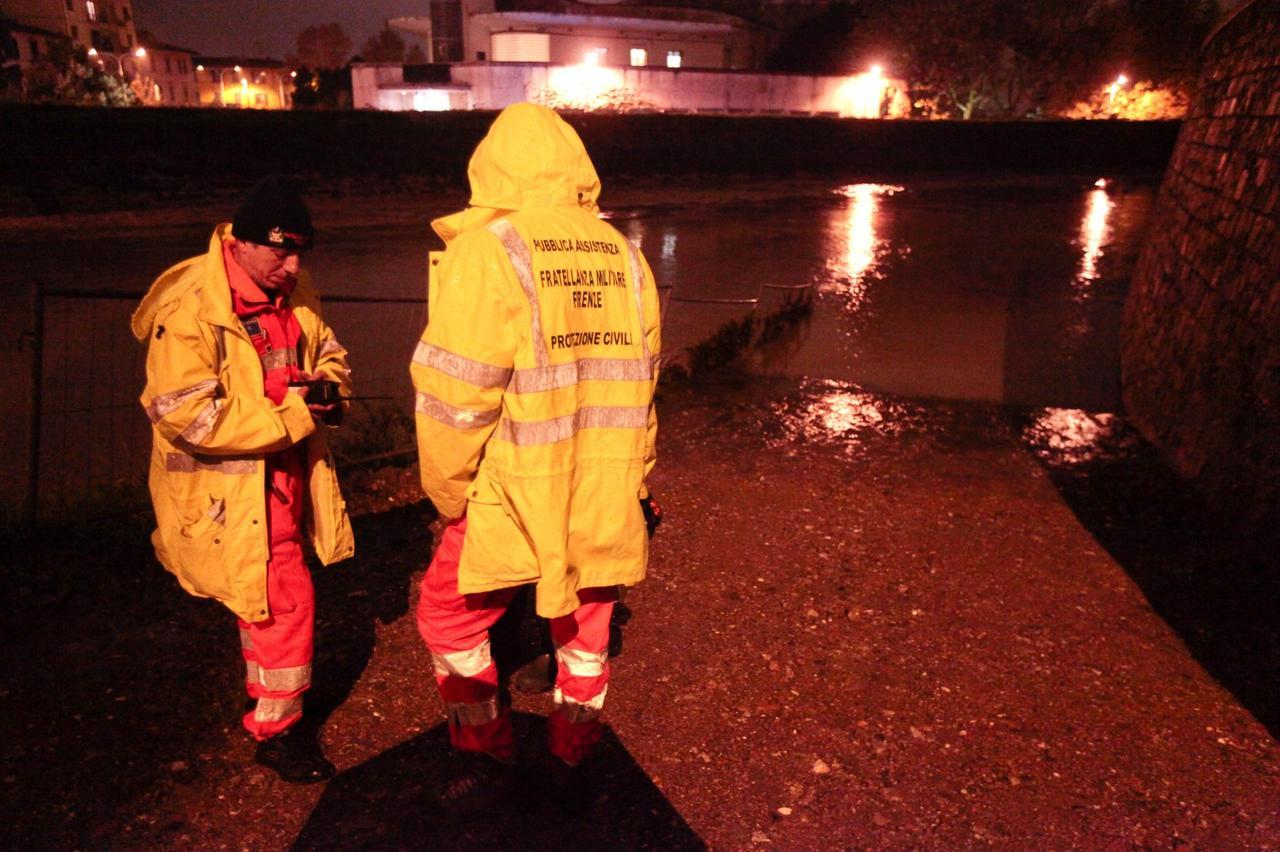 Maltempo, l’allerta in Toscana preoccupa. La Regione: «Arno osservato speciale, fate attenzione se vi mettete in viaggio»