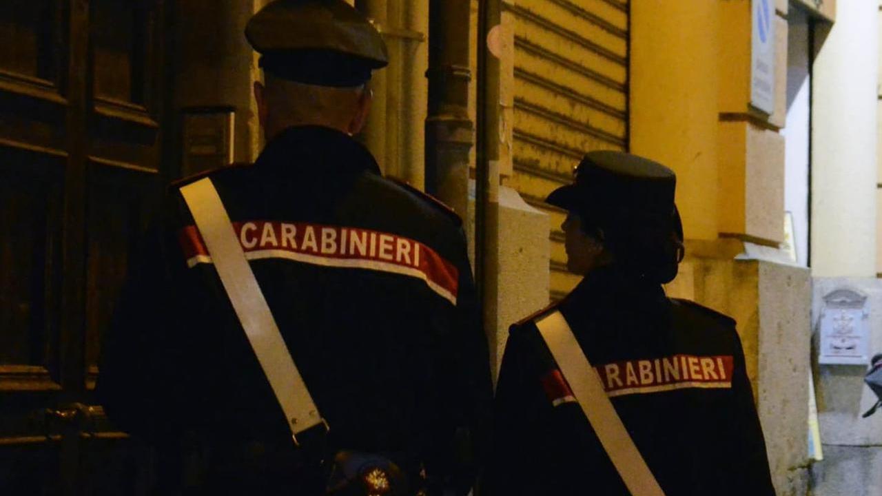 Cagliari, lite tra coinquilini finisce nel sangue: 33enne colpito con le forbici