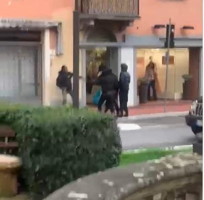 Montecatini, brutale pestaggio nel pomeriggio di fronte all’ingresso del Kursaal. «Violenza inaudita, abbiamo paura» – Video