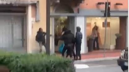 Montecatini, brutale pestaggio nel pomeriggio di fronte all’ingresso del Kursaal. «Violenza inaudita, abbiamo paura» – Video