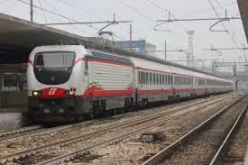 Frecciabianca si ferma a Cecina per un uomo agitato sui binari