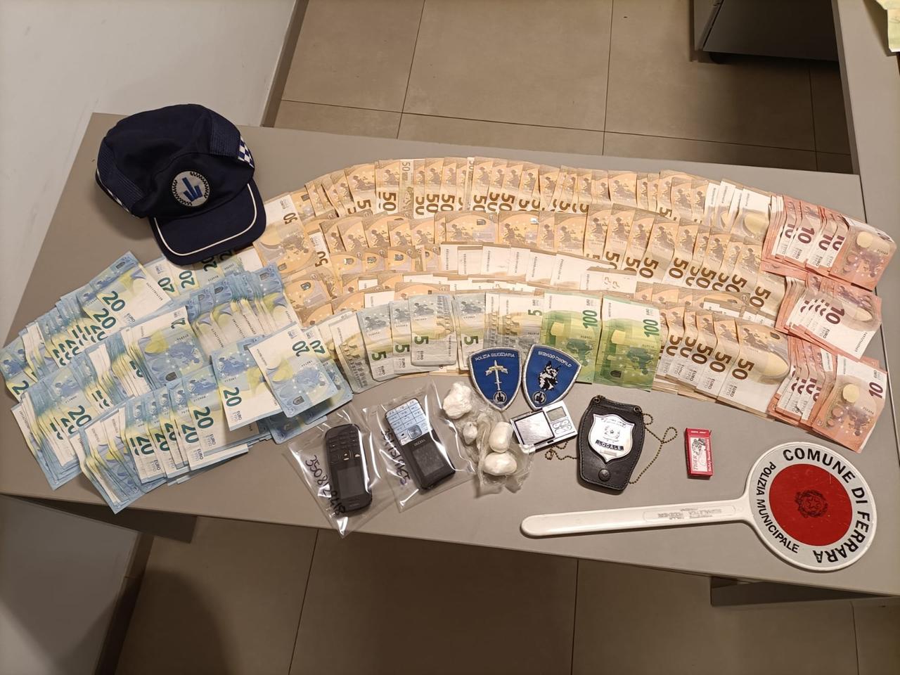 Spaccia droga vicino scuola a Ferrara: sorpreso, aggredisce un vigile