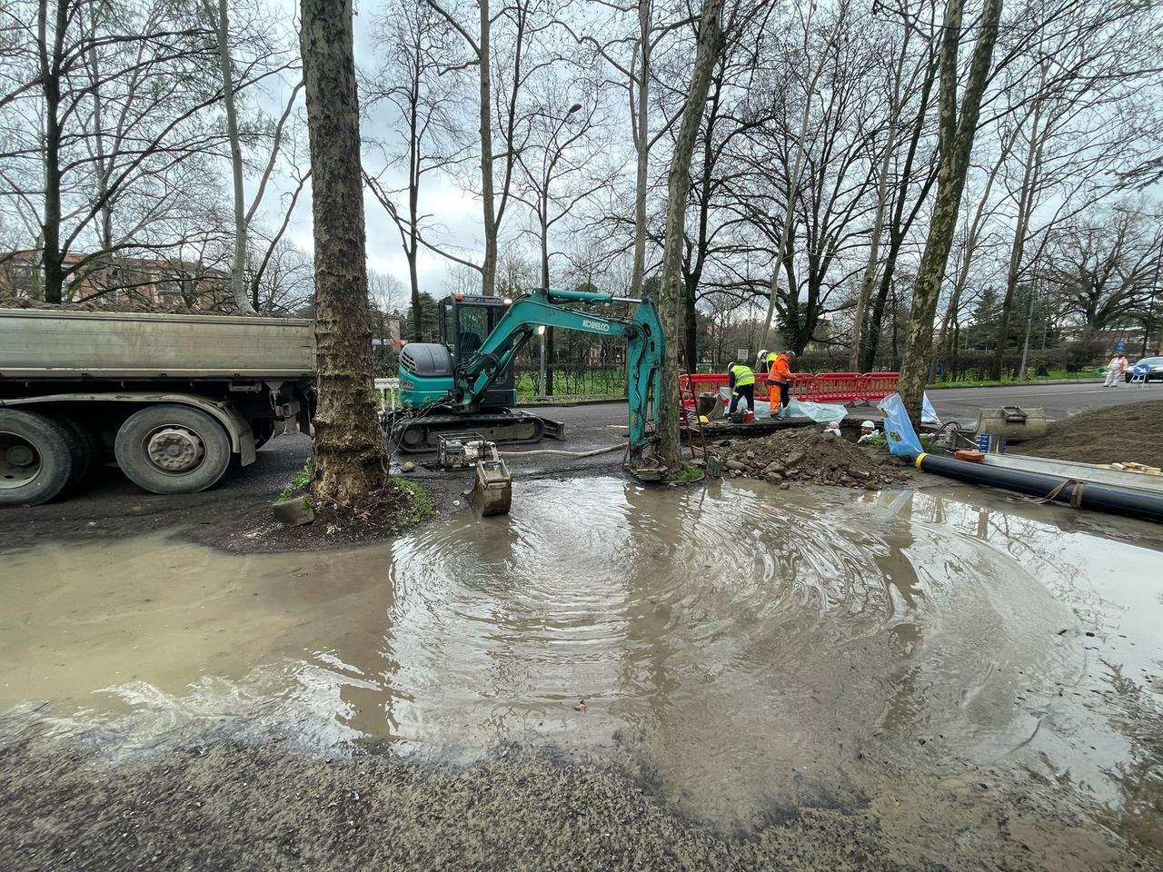 Perdita d’acqua in via Martiri di Cervarolo: guasto riparato
