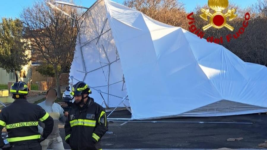 Il vento ribalta una tensostruttura: l’intervento dei vigili del fuoco