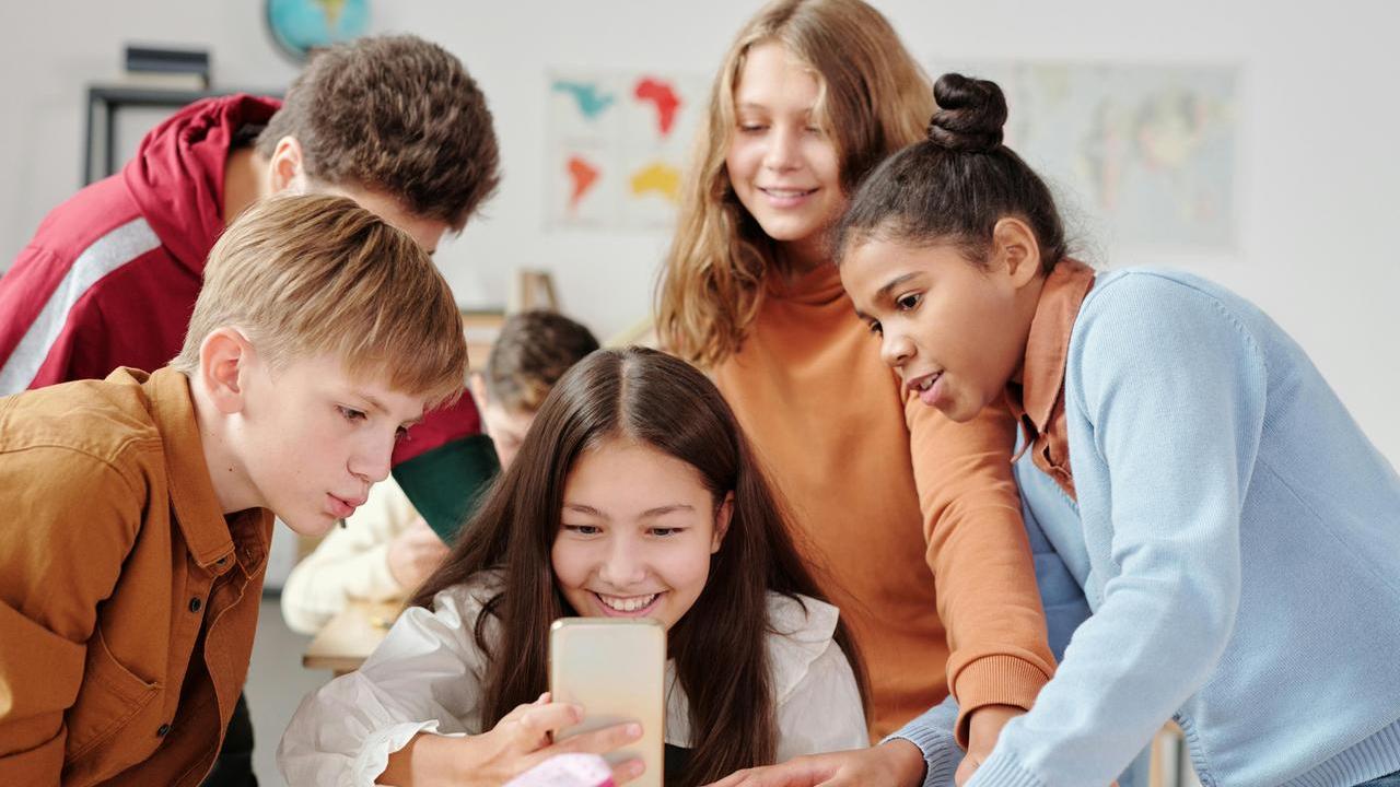 «Così gli smartphone “modellano” il cervello dei bambini: un rischio per l’apprendimento»