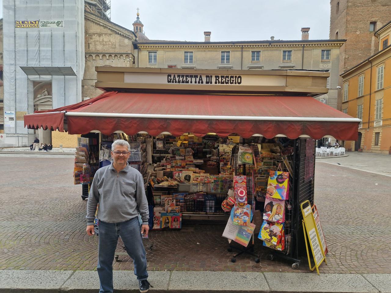 Edicola Villa di piazza Prampolini: «Da oltre 40 anni al servizio dei reggiani»