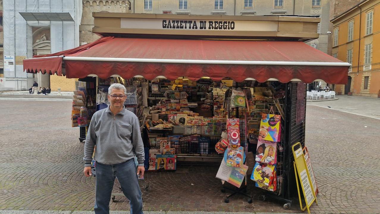 Edicola Villa di piazza Prampolini: «Da oltre 40 anni al servizio dei reggiani»