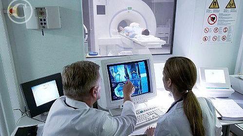 «Dopo l’intervento per un tumore, risonanza fissata a giugno 2027 per sospetta recidiva»