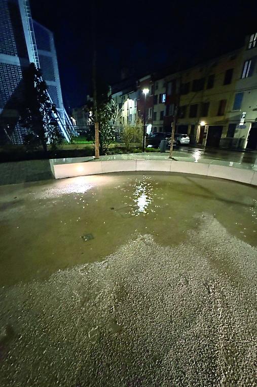 Piove e la nuova piazza del Popol Giost è allagata